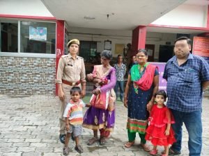 कानपुर नगर12जुलाई23*खोया हुआ बच्चा कल्याणपुर पुलिस ने परिजनों को सौंपा।