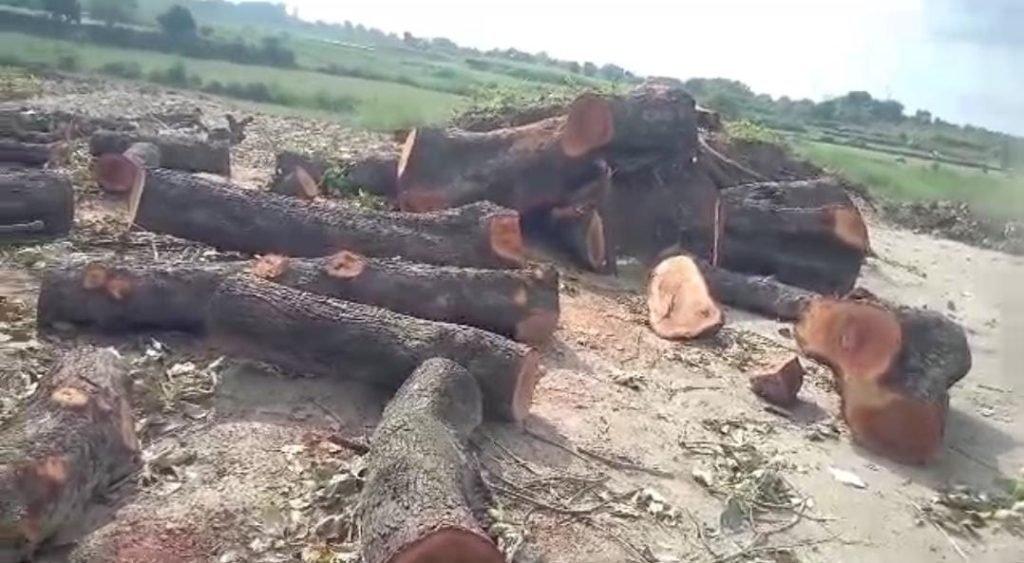 कानपुर12जुलाई2023*ग्राम प्रधान की मनमानी से गांव वालों में भारी आक्रोश