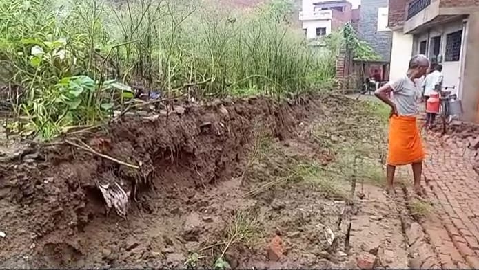 उन्नाव13जुलाई23*बारिश के चलते कोतवाली की बाउंड्री वाल गिरी