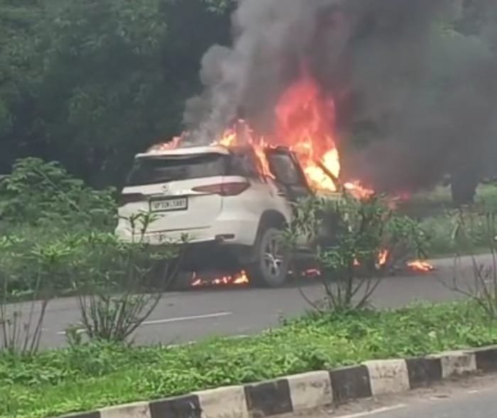 हरदोई13जुलाई23*फार्च्यूनर गाड़ी में चलते चलते लगी आग। हरदोई13जुलाई23*फार्च्यूनर गाड़ी में चलते चलते लगी आग।