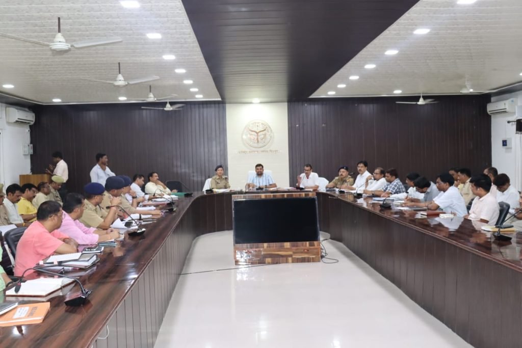 चित्रकूट13जुलाई23*डीएम व एसपी की उपस्थिति में श्रावण मास की सोमवती अमावस्या मेले को सकुशल संपन्न कराने हेतु आवश्यक बैठक संपन्न। चित्रकूट13जुलाई23*डीएम व एसपी की उपस्थिति में श्रावण मास की सोमवती अमावस्या मेले को सकुशल संपन्न कराने हेतु आवश्यक बैठक संपन्न।