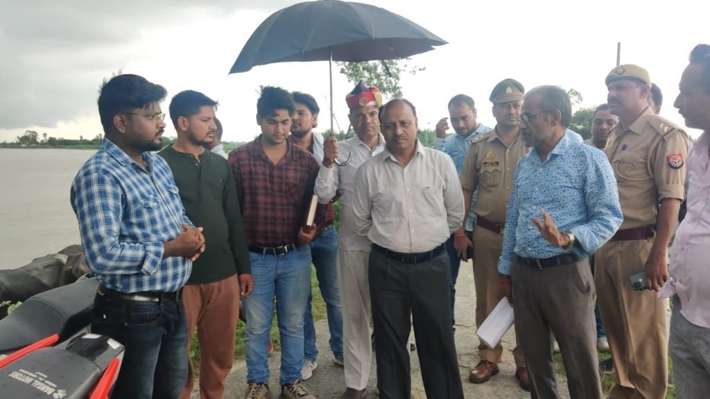 फर्रुखाबाद13जुलाई23*गंगा का जलस्तर बढ़ने पर डीएम ने किया निरीक्षण