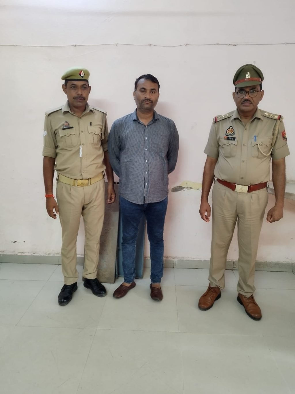 मथुरा14जुलाई23* पार्किंग के ठेके में हिस्सेदारी देने के नाम पर लाखों रूपये की ठगी करने वाला अभियुक्त गिरफ्तार।*