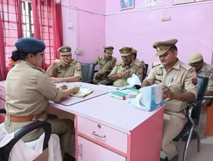 चित्रकूट14जुलाई23*क्षेत्राधिकारी राजापुर द्वारा थाना पहाड़ी के विवेचकों का अर्दली रुम किया गया*