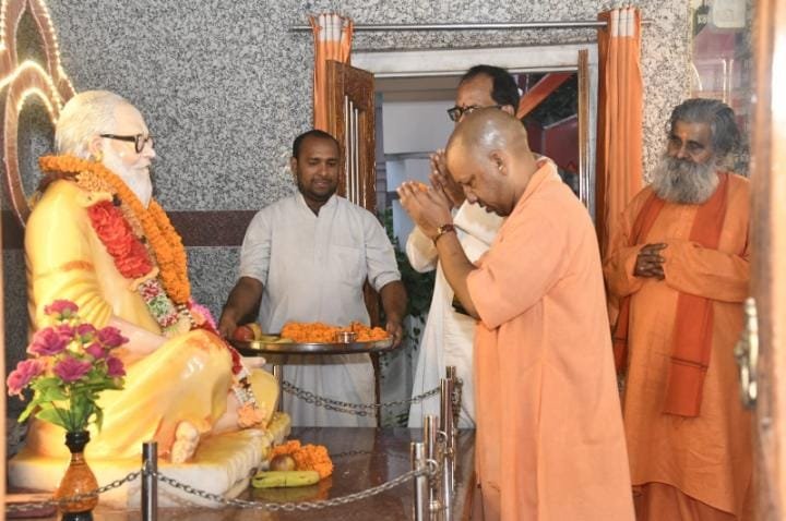 गोरखपुर15जुलाई23*3 दिवसीय दौरे पर गोरखपुर पहुंचे है सीएम,सीएम योगी पहुंचे गोरखनाथ मंदिर ,