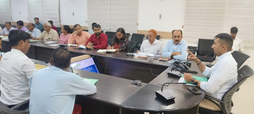 कानपुर15जुलाई2023*समस्त विकास खण्डों में निर्मित/निर्माणाधीन गोवंश आश्रय स्थलों की प्रगति के संबंध में समीक्षा बैठक संपन्न हुई।