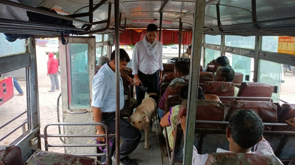 चित्रकूट215जुलाई23*डॉग स्क्वायड व एलआईयू0 की संयुक्त टीम द्वारा सोमवती अमावस्या/हरियाली अमावस्या के दृष्टिगत संदिग्ध व्यक्तियों/वस्तुओं की चेकिंग की गयी*