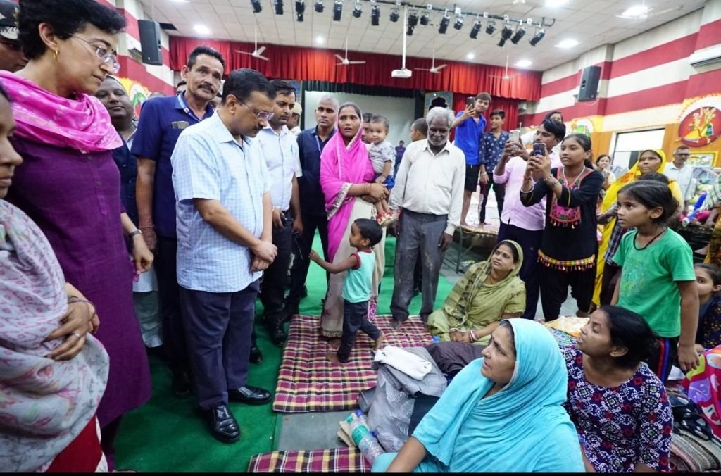 दिल्ली16जुलाई23*सीएम केजरीवाल ने राहत शिविर का दौरा किया