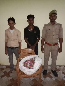 चित्रकूट16जुलाई23*थाना मऊ पुलिस टीम ने 02 अभियुक्तों को 60 पाउच देशी शराब के साथ गिरफ्तार किया*