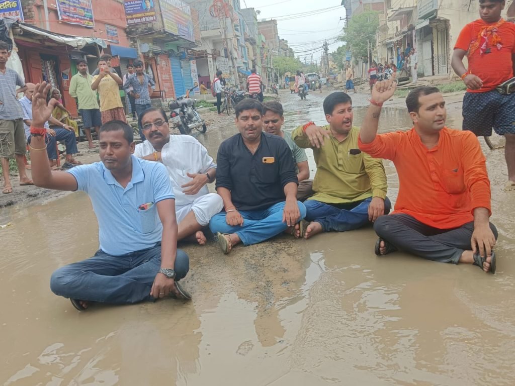 भागलपुर16जुलाई23*सावन के पवित्र महीने में शीतला स्थान रोड पर नाले का गंदा पानी बहता देख रोड पर बैठे भाजपा जिला अध्यक्ष भागलपुर16जुलाई23*सावन के पवित्र महीने में शीतला स्थान रोड पर नाले का गंदा पानी बहता देख रोड पर बैठे भाजपा जिला अध्यक्ष