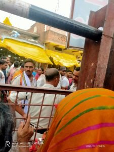 चित्रकूट17जुलाई23*हरियाली अमावस्या मेले के पावन पर्व पर दर्शनार्थियों पर की गई पुष्प वर्षा।