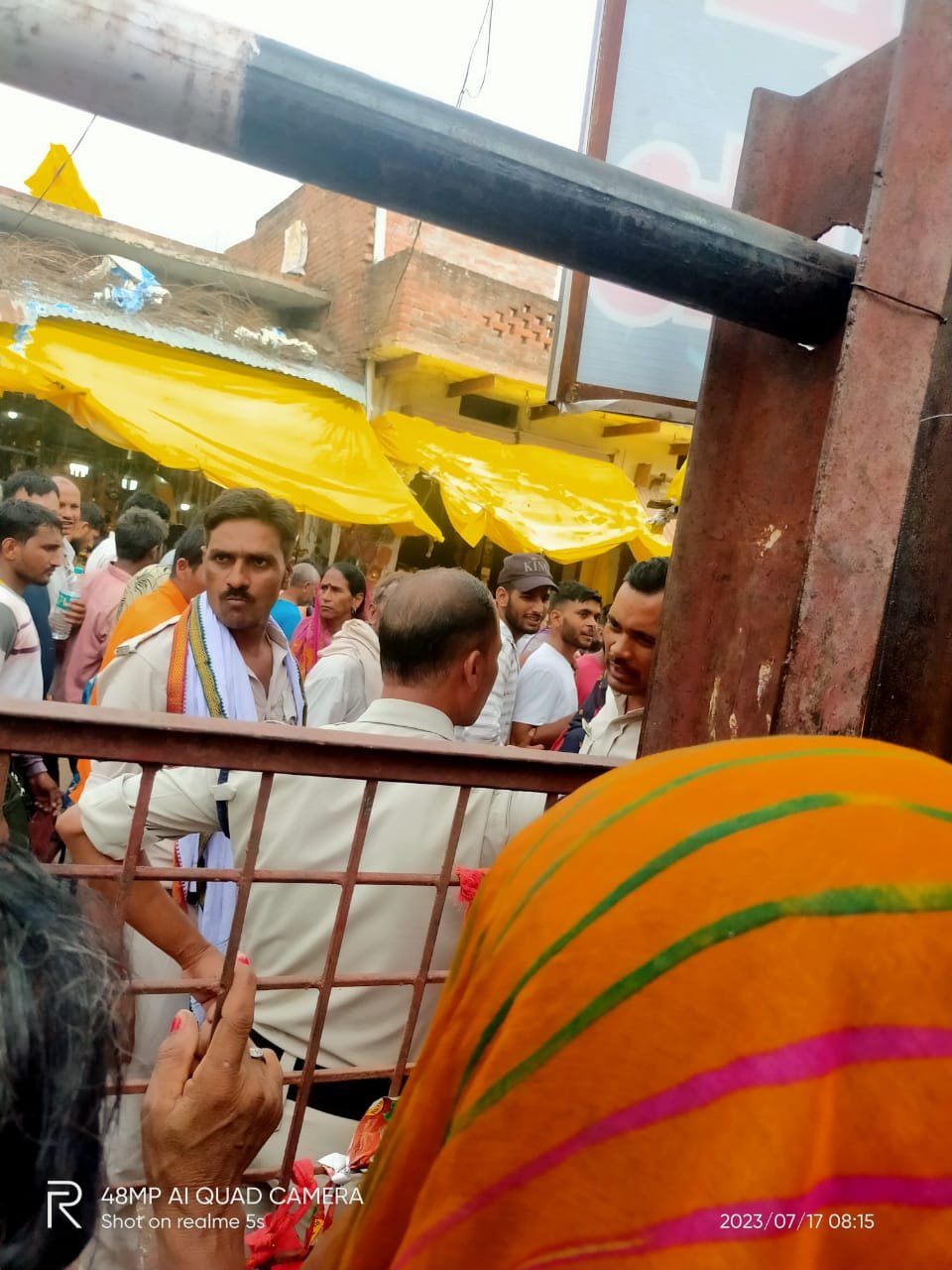 चित्रकूट17जुलाई23*हरियाली अमावस्या मेले के पावन पर्व पर दर्शनार्थियों पर की गई पुष्प वर्षा। चित्रकूट17जुलाई23*हरियाली अमावस्या मेले के पावन पर्व पर दर्शनार्थियों पर की गई पुष्प वर्षा।