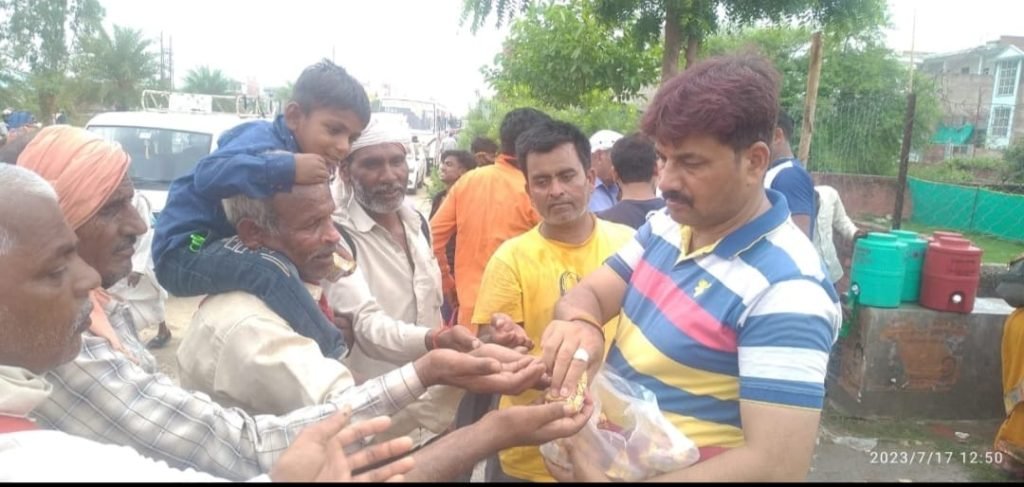 चित्रकूट17जुलाई23*हरियाली अमावस्या मेले में श्रद्धालुओं को जलपान करा कर मानवता की मिसाल पेश किया।