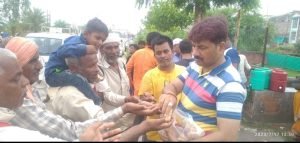 चित्रकूट17जुलाई23*हरियाली अमावस्या मेले में श्रद्धालुओं को जलपान करा कर मानवता की मिसाल पेश किया।