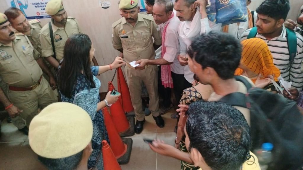 चित्रकूट18जुलाई2023*हरियाली अमावस्या मेले में श्रद्धालुओं की भीड़ को नियंत्रित करती एसपी वृंदा शुक्ला।