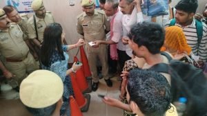 चित्रकूट18जुलाई2023*हरियाली अमावस्या मेले में श्रद्धालुओं की भीड़ को नियंत्रित करती एसपी वृंदा शुक्ला।