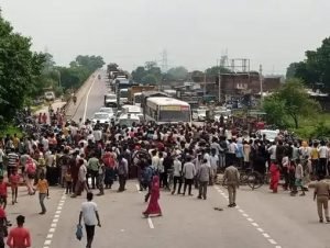 कानपुर18जुलाई23*बिधनू के शम्भुआ में तेज रफ्तार डंपर ने छात्रों को कुचला।