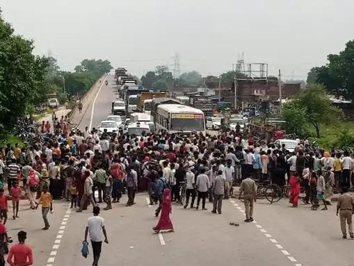 कानपुर18जुलाई23*बिधनू के शम्भुआ में तेज रफ्तार डंपर ने छात्रों को कुचला।