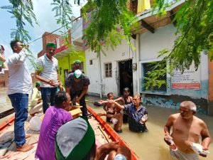 मथुरा20जुलाई2023*आज चौथे दिन मथुरा महानगर के जयसिंह पुरा खादर में बाढ़ ग्रस्त लोगों को खाद्य सामग्री का वितरण किया।