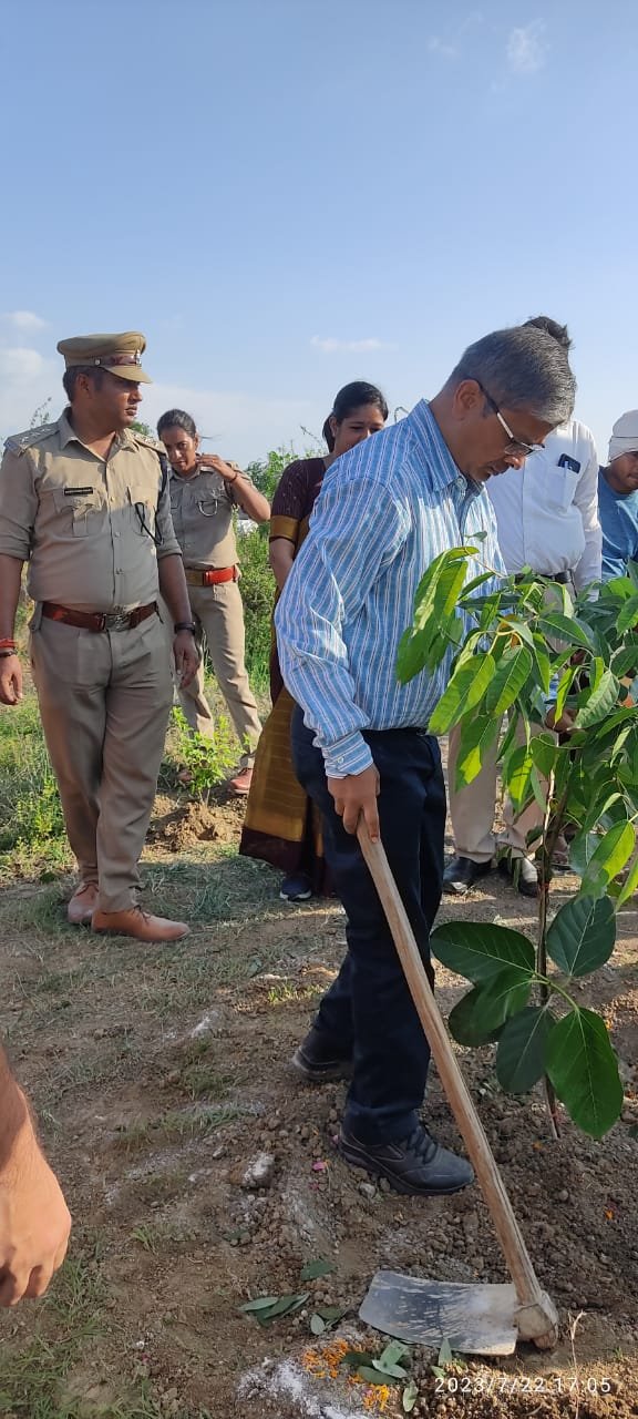कानपुर नगर22जुलाई2023*प्रमुख सचिव, पर्यटन, संस्कृति धर्मार्थ कार्य विभाग उ0प्र0 शासन/नोडल अधिकारी मुकेश कुमार मेश्राम द्वारा आज नेयवेली पावर प्लांट में वृक्षारोपण किया गया