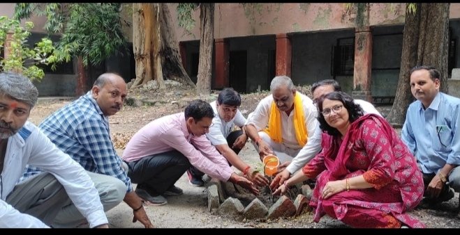 कानपुर24जुलाई2023*भाजपा शिक्षण संस्थान प्रकोष्ठ के प्रदेश संयोजक डॉक्टर दिवाकर मिश्र के नेतृत्व में वृक्षारोपण किया गया।