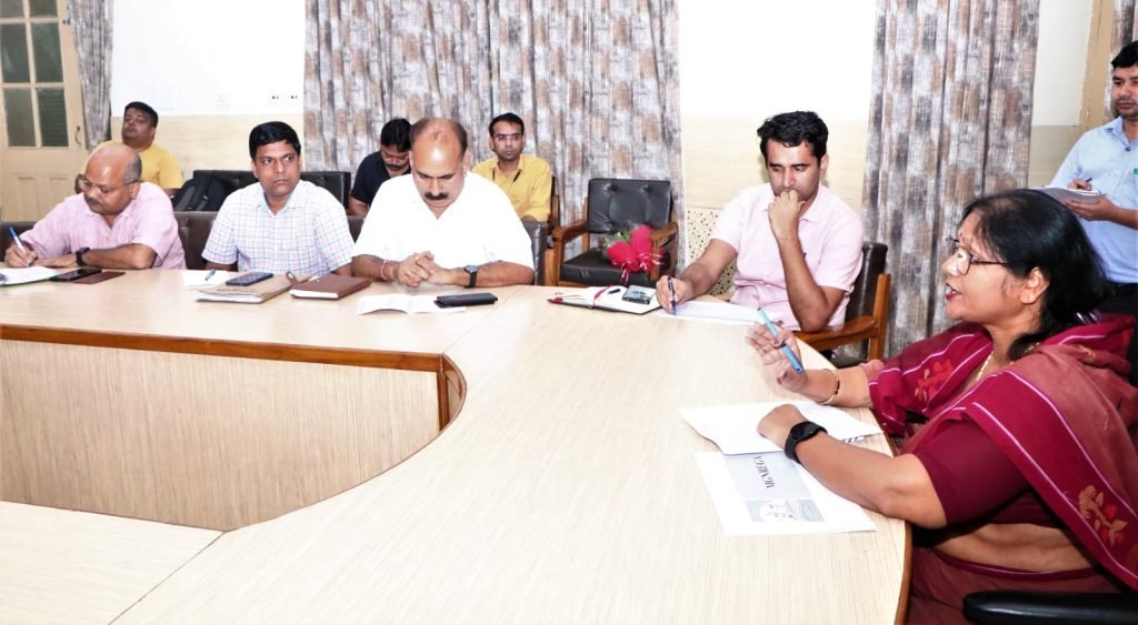 कानपुर25जुलाई2023*मा0 राज्यमंत्री विजय लक्ष्मी गौतम ने सर्किट हाउस सभागार में विभागीय समीक्षा बैठक की।