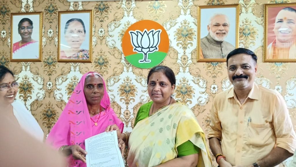 कानपुर26जुलाई23*विधायक कल्यानपुर/अध्यक्ष महिला एवं बाल विकास समिति नीलिमा कटियार के द्वारा कार्यकत्री को पदोन्नति पत्र दिया गया। कानपुर26जुलाई23*विधायक कल्यानपुर/अध्यक्ष महिला एवं बाल विकास समिति नीलिमा कटियार के द्वारा कार्यकत्री को पदोन्नति पत्र दिया गया।