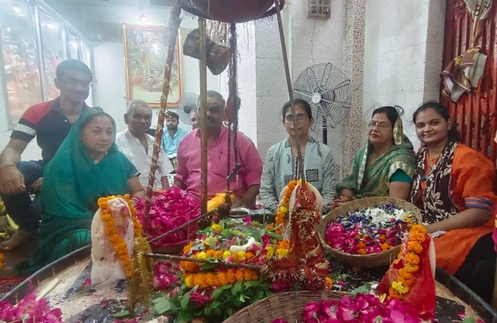 कानपुर27जुलाई2023*शेलक माता मंदिर साकेत नगर समिति द्वारा अभिनव प्रयोग किया गया है।