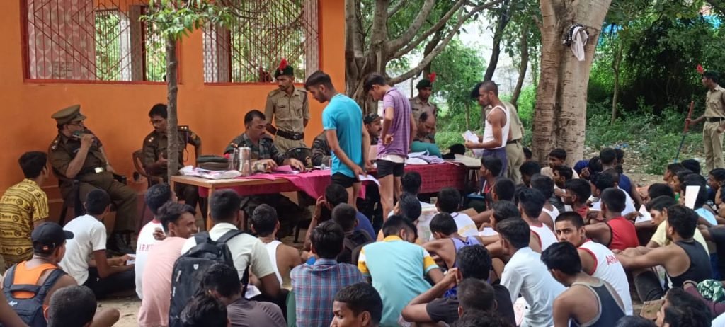 चित्रकूट27जुलाई2023*सीआईसी करबी में सीनियर डिवीजन एनसीसी कैडेट्स भर्ती में छात्र छात्राओं ने दिखाया अपना दमखम।