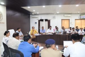 चित्रकूट27जुलाई23*पहाड़ी एवं रामनगर विकास खंड अधिकारी सहायक को कारण बताओ नोटिस जारी करें। डीएम अभिषेक आनंद