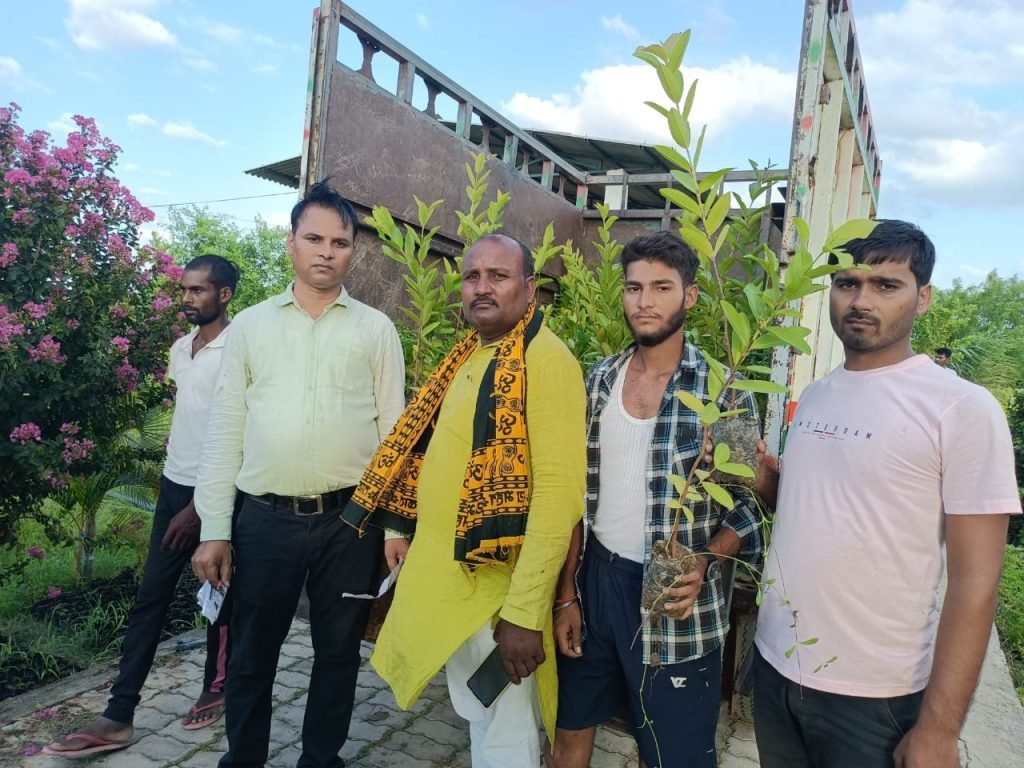 चित्रकूट28जुलाई2023*जनपद चित्रकूट में 2,10,000 पौधारोपण का लक्ष्य , उद्यान अधिकारी