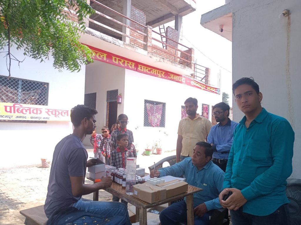 कानपुर नगर28जुलाई2023*घाटमपुर-स्वास्थ्य विभाग की टीम द्वारा परास गांव में आई फ्लू,