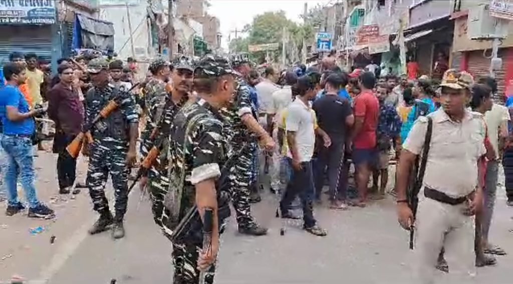 भागलपुर30जुलाई23* मोहर्रम जुलूस के दौरान असामाजिक तत्वों ने बुढ़िया काली मंदिर पर किया पथराव,