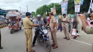 चित्रकूट31जुलाई23*क्षेत्राधिकारी यातायात/यातायात पुलिस द्वारा यातायात का पालन करने वाले दुपहिया/चार पहिया वाहन चालकों का उत्साहवर्धन किया गया।*