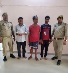 मथुरा 04 जुलाई* थाना सदर बाजार पुलिस द्वारा फर्जी दस्तावेज तैयार कर अभियुक्तों की जमानत कराने वाला गैंग को किया गिरफ्तार । मथुरा 04 जुलाई* थाना सदर बाजार पुलिस द्वारा फर्जी दस्तावेज तैयार कर अभियुक्तों की जमानत कराने वाला गैंग को किया गिरफ्तार ।