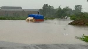 शाहजहांपुर05जुलाई23*नदी में आया अचानक उफान,हाईवे पर पानी के बीच फंसा ट्रक,