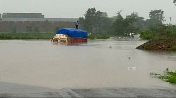 शाहजहांपुर05जुलाई23*नदी में आया अचानक उफान,हाईवे पर पानी के बीच फंसा ट्रक, शाहजहांपुर05जुलाई23*नदी में आया अचानक उफान,हाईवे पर पानी के बीच फंसा ट्रक,