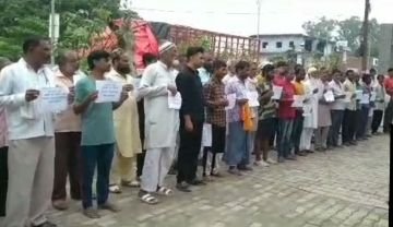 हरदोई 15 जुलाई* योगी का खौफ - गले में तख्ती और कान पकड़कर शाहाबाद कोतवाली पहुंचे हिस्ट्रीशीटर, अब अपराध से तौबा । हरदोई 15 जुलाई* योगी का खौफ - गले में तख्ती और कान पकड़कर शाहाबाद कोतवाली पहुंचे हिस्ट्रीशीटर, अब अपराध से तौबा ।