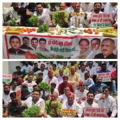 कानपुर17जुलाई23*सब्जी के बढ़ते दामों का सपाइयों ने अनोखे अंदाज में किया विरोध,