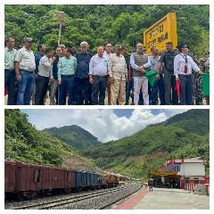 मणिपुर24जुलाई2023*मणिपुर के लिए आवश्यक वस्तुएं लेकर पहली मालगाड़ी आज खोंगसांग रेलवे स्टेशन पहुंची।* मणिपुर24जुलाई2023*मणिपुर के लिए आवश्यक वस्तुएं लेकर पहली मालगाड़ी आज खोंगसांग रेलवे स्टेशन पहुंची।*