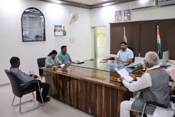 चित्रकूट 25 जुलाई* जिलाधिकारी अभिषेक आनंद ने कलेक्ट्रेट में आयोजित जनता दर्शन में आए फरियादियों की समस्याओं को सुनकर निस्तारण के दिए निर्देश