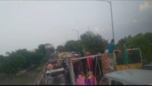 मथुरा31जुलाई23*30जुलाई को मथुरा वृंदावन के अंतर्गत पानी गांव के पास जमुना पुल पर लगा भीषण जाम।