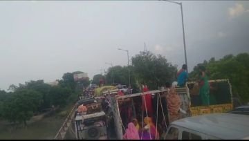 मथुरा31जुलाई23*30जुलाई को मथुरा वृंदावन के अंतर्गत पानी गांव के पास जमुना पुल पर लगा भीषण जाम। मथुरा31जुलाई23*30जुलाई को मथुरा वृंदावन के अंतर्गत पानी गांव के पास जमुना पुल पर लगा भीषण जाम।