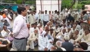 महोबा31जुलाई23* 3 सूत्री मांगों को लेकर किसानों ने किया प्रदर्शन मुख्यमंत्री को संबोधित ज्ञापन एसडीएम को सौंपा।