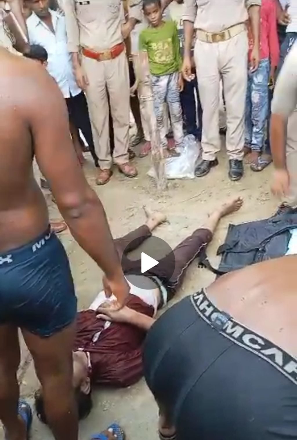 कानपुर02जुलाई23*पैर फिसलने से तालाब में गिरे किसान की डूबकर हुई मौत। कानपुर02जुलाई23*पैर फिसलने से तालाब में गिरे किसान की डूबकर हुई मौत।