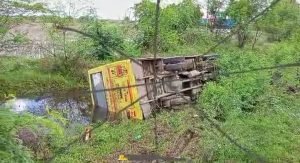 जालौन12जुलाई23*बेतरतीब फर्राटा भर रही स्कूली बस अनियंत्रित होकर खाई में पलटी,