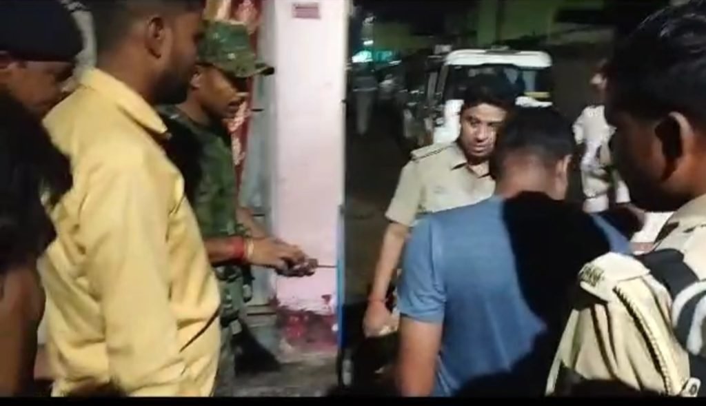 भागलपुर16जुलाई23*देर रात पुलिस ने छापेमारी कर कुख्यात अपराधी मोहम्मद आदिल को उसके घर से हथियार के साथ किया गिरफ्तार* भागलपुर16जुलाई23*देर रात पुलिस ने छापेमारी कर कुख्यात अपराधी मोहम्मद आदिल को उसके घर से हथियार के साथ किया गिरफ्तार*