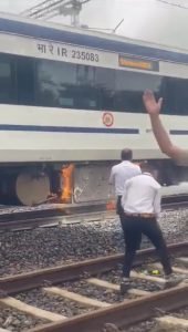 कानपुर17जुलाई23*वंदे भारत ट्रेन में आग* *सभी यात्री सुरक्षित*