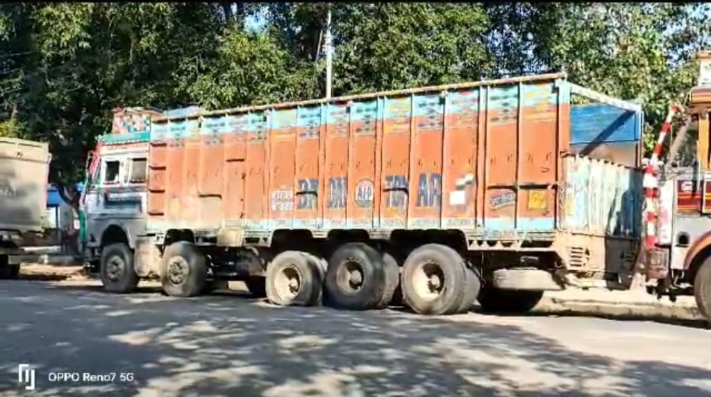 जालौन23जुलाई2023*अवैध खनन परिवहन और ओवरलोडिंग पर आज़ फिर से चला कानूनी हंटर