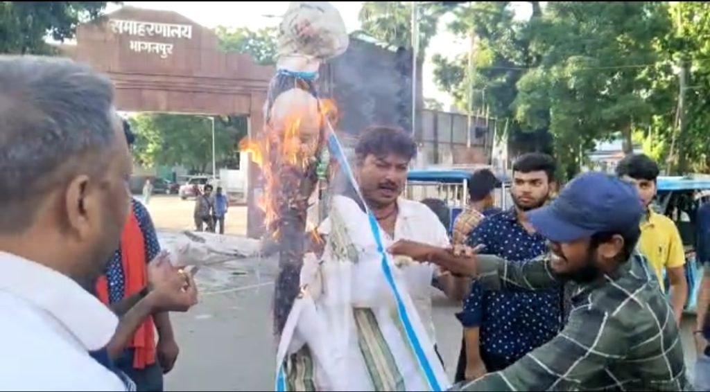 भागलपुर23जुलाई2023*मणिपुर हिंसा मामले को लेकर जाप कार्यकर्ताओं ने गृह मंत्री अमित शाह का पुतला किया दहन*